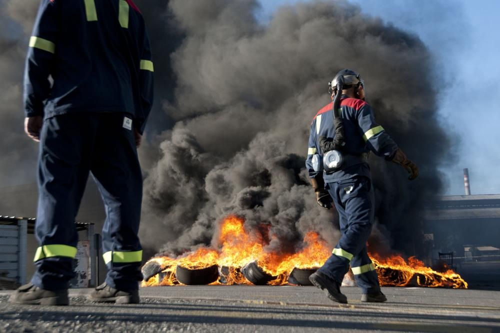 Al  "retén" de trabajadores en los accesos de la fábrica se suman las concentraciones que de lunes a jueves, por la tarde, mantendrán ante la planta de A Grela.