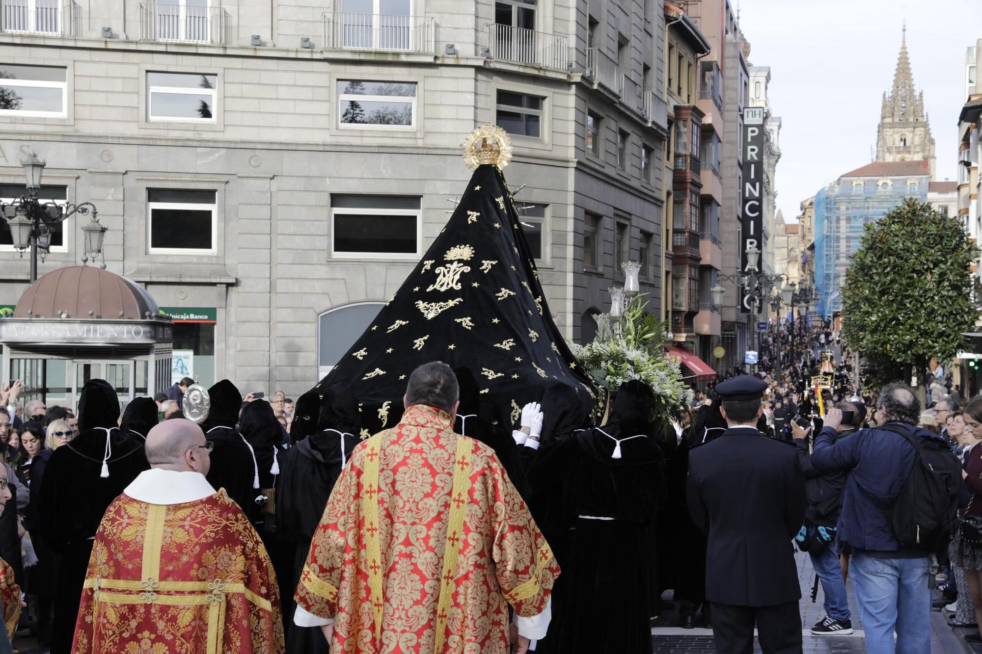 La procesión intergeneracional del Santo Entierro emociona Oviedo