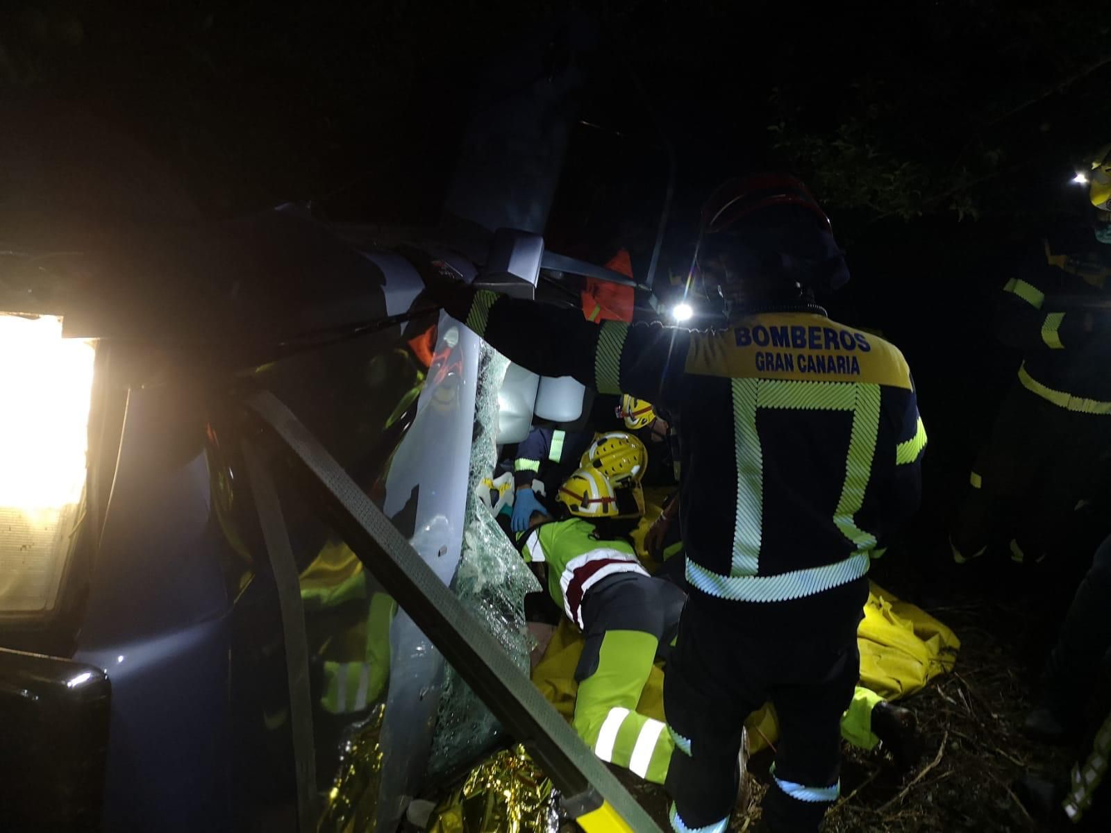 Un coche cae desde 15 metros en una calle de Teror (24/06/2021)