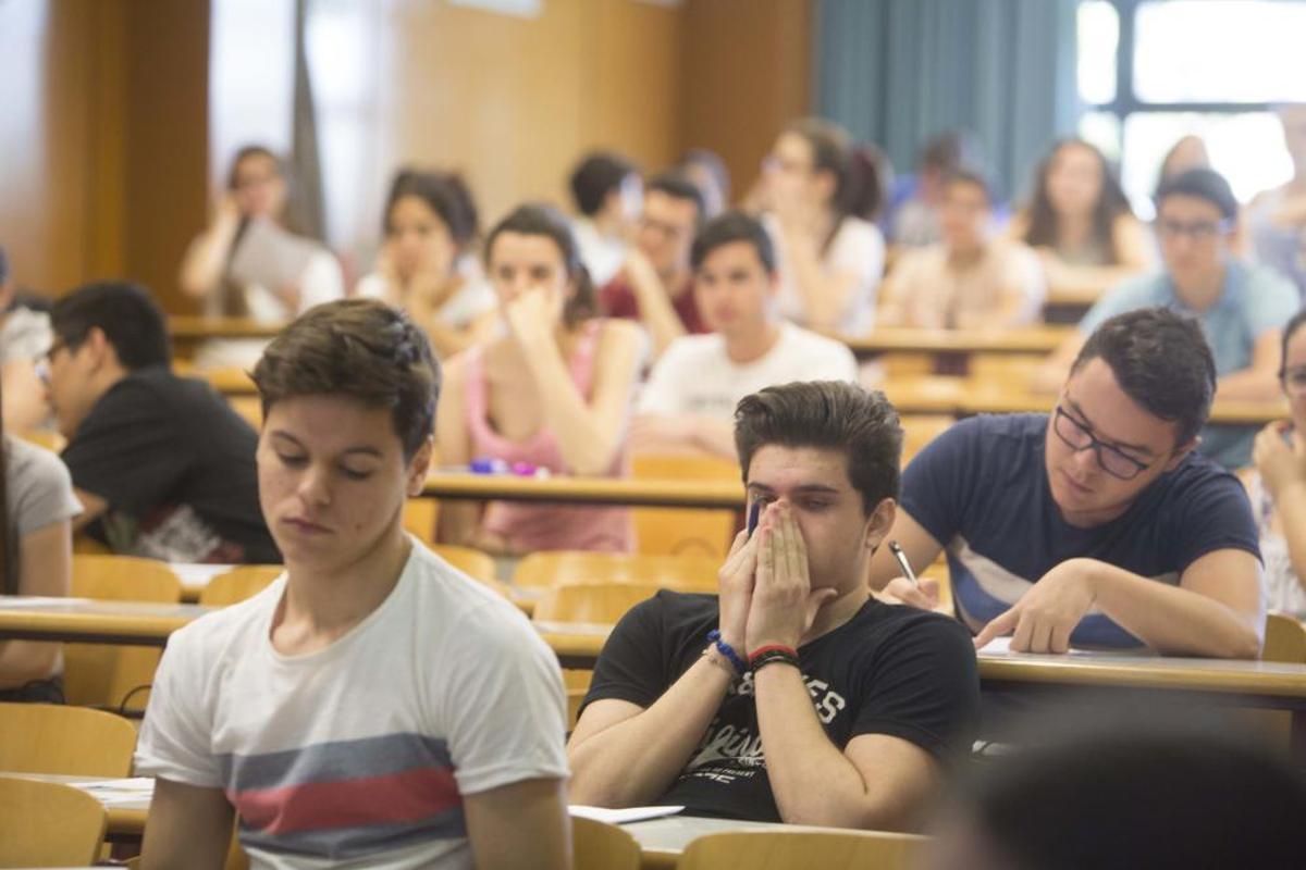 Los alumnos hacen los exámenes Los alumnos hacen los exámenes