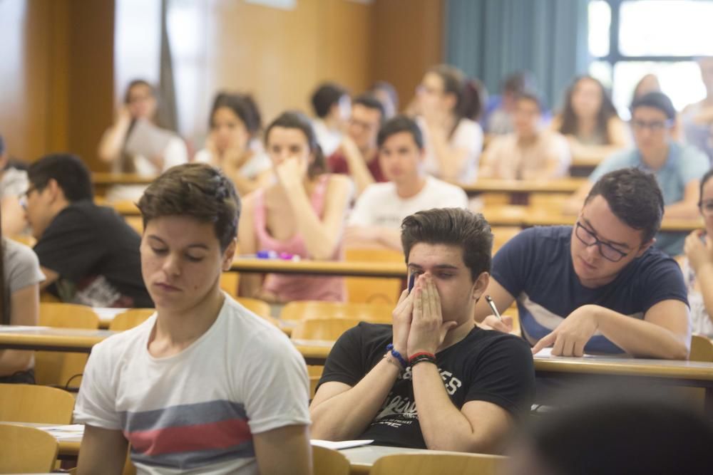 Los alumnos hacen los exámenes