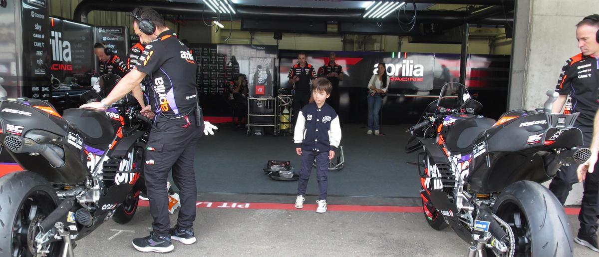 Max Espargaró vigila las motos de su padres.