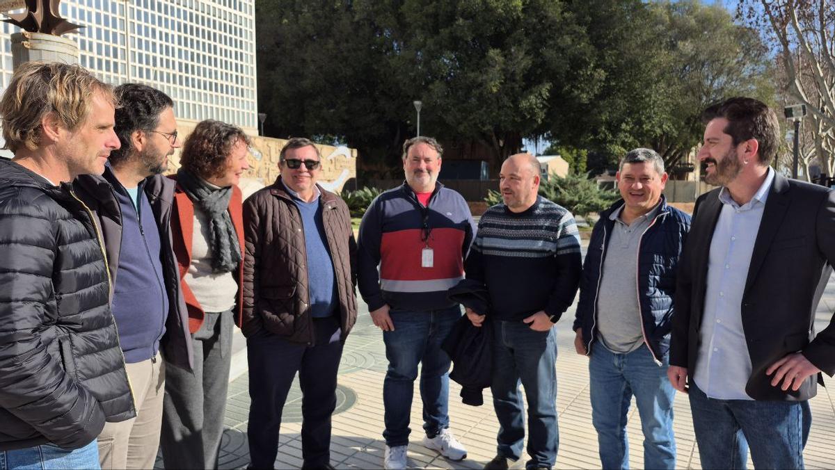 María Marín, Víctor Egío y Ángel Luis Hernández, con trabajadores de Sabic a las puertas de la Asamblea.