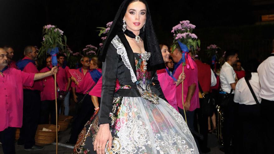 Un chico vestido con el traje de alicantina del siglo XVIII participa en la Ofrenda de Sant Joan