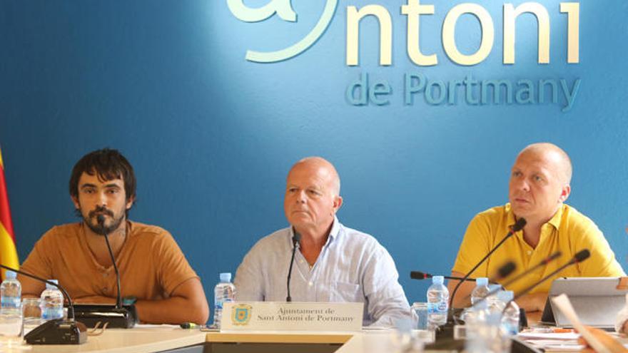 Pablo Valdés, Pep Tur y Juanjo Ferrer, en el pleno de ayer en Sant Antoni.