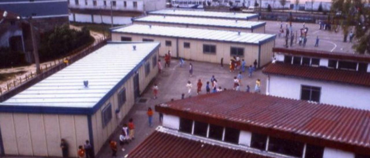 Casetas prefabricadas para albergar al alumnado que no cabía en el edificio principal.