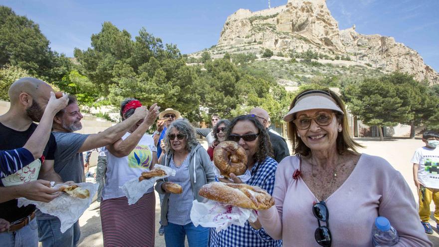 Mona reivindicativa en las faldas del Castillo de Santa Bárbara