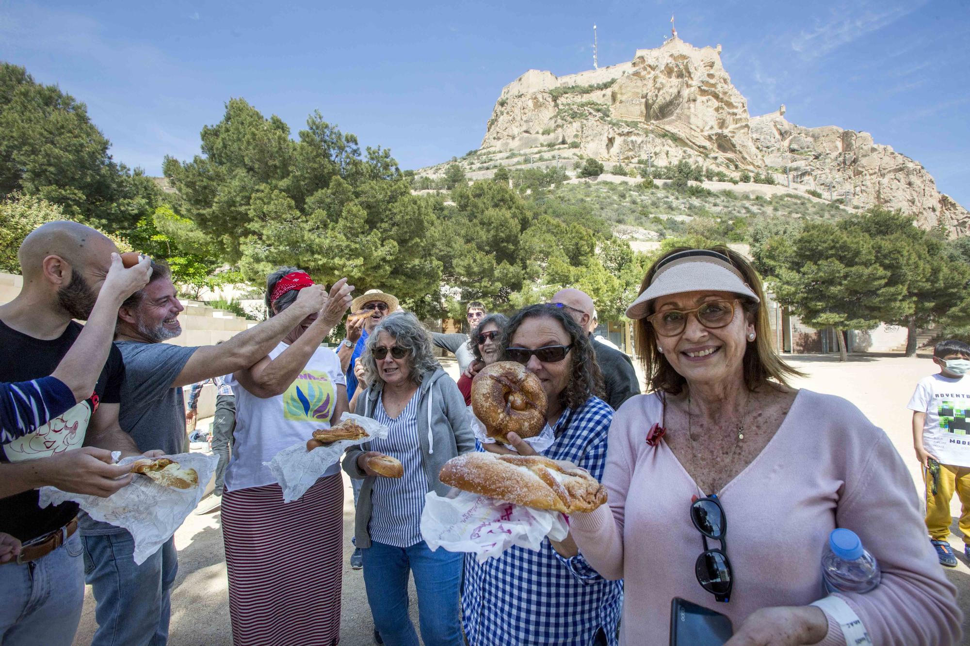 Mona reivindicativa en las faldas del Castillo de Santa Bárbara