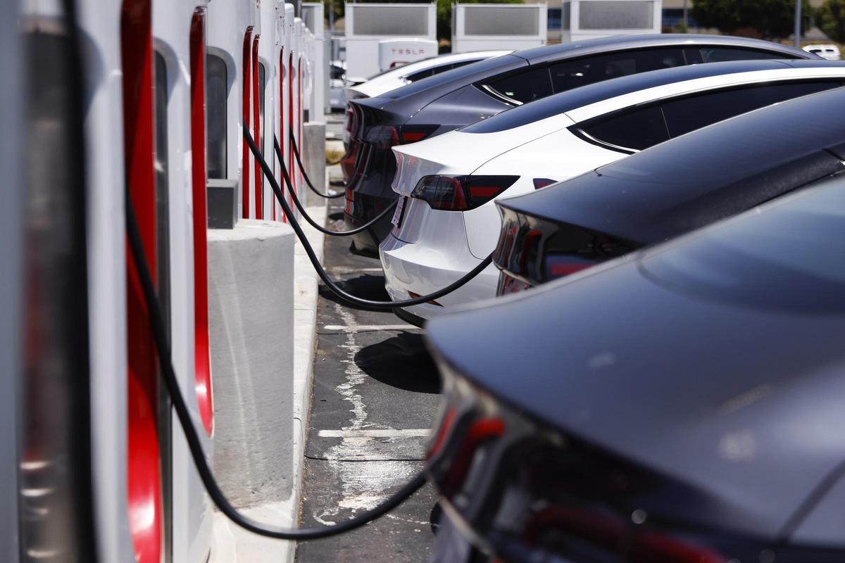 Coches eléctricos en puntos de recarga