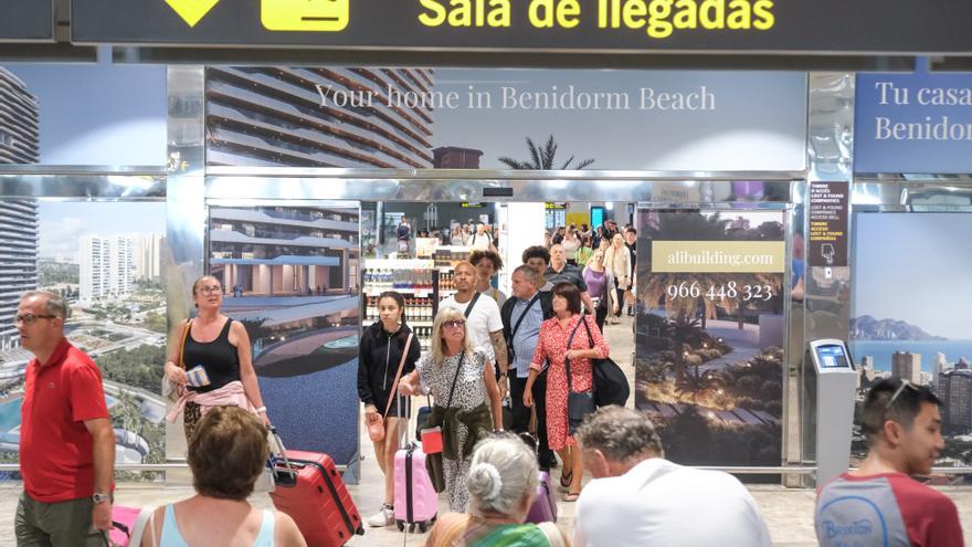 Siguen los retrasos en los vuelos con el Reino Unido en el aeropuerto de Alicante-Elche