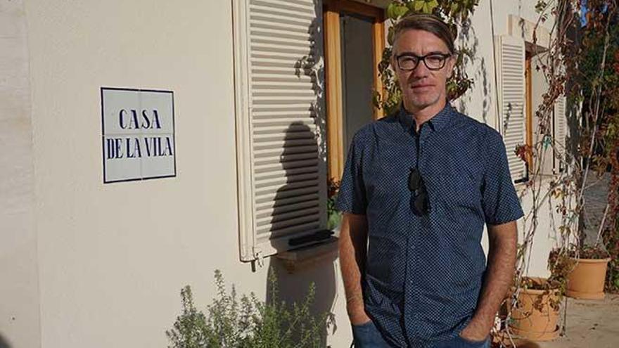 Antoni MarÃ­, en la entrada del Consistorio.