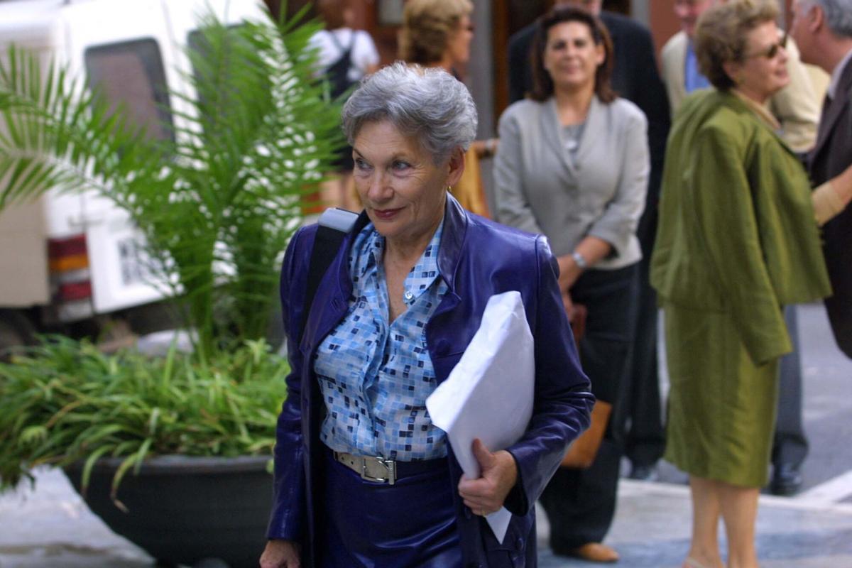 Christine Ruiz-Picasso, tras su reunión en 2001 con la entonces ministra de Cultura Carmen Calvo y los técnicos para el futuro Museo Picasso, en una visita en la que supervisó el desarrollo de las obras en el Palacio Buenavista.