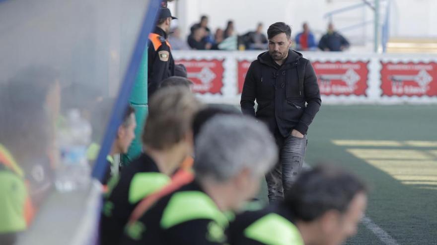 Mario Rosas, de pie, en el campo de La Magdalena.