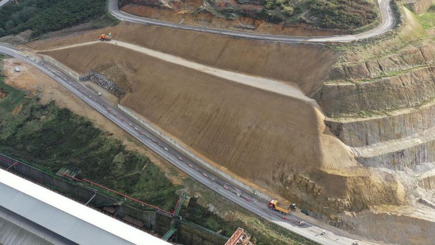 Panorámica general de la nueva carretera en una vista aérea, con las naves de Alcoa que se transformarán en la nueva fábrica de Windar, en primer término, en la parte inferior de la imagen.  | AUTORIDAD PORTUARIA