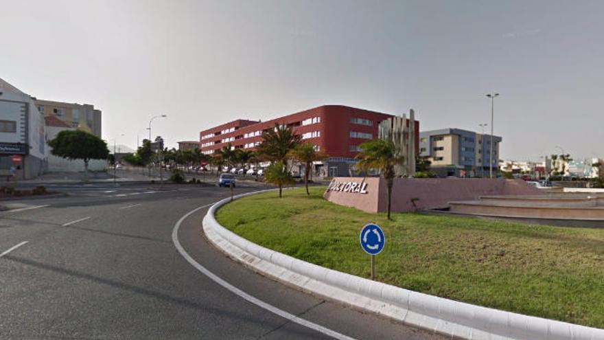 La Guardia Civil avisa a los conductores canarios: multas de 500 euros y pérdida de 6 puntos por esta práctica tan común en las rotondas