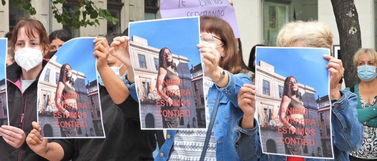 Amigas de la familia de la víctima pidiendo justicia y dándole ánimos en O Carballiño. |   // FERNANDO CASANOVA
