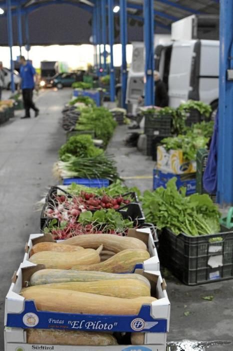 Auf dem Großmarkt wird mit Tonnen an Gemüse, Fleis