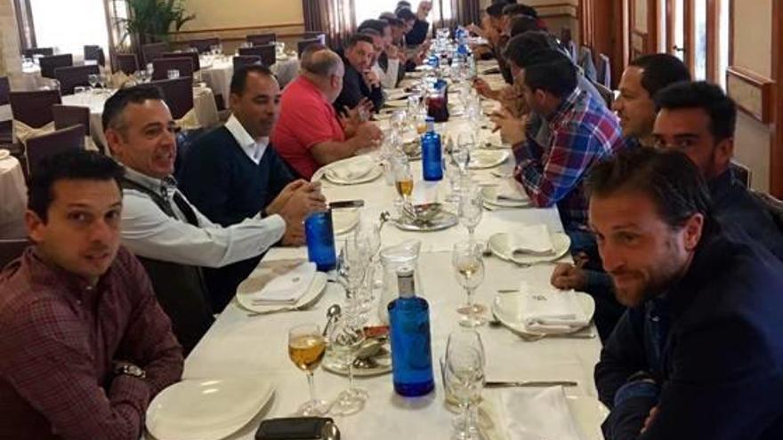 La plantilla del Elche se reunió ayer a comer con Diego García, Jorge Cordero y Sergio Mantecón.