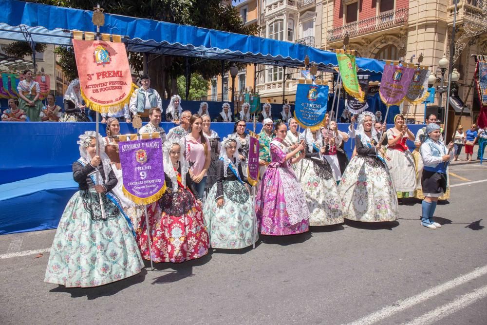 El Desfile de Entrega de Premios culmina con la entrega de más de 600 galardones a hogueras y barracas