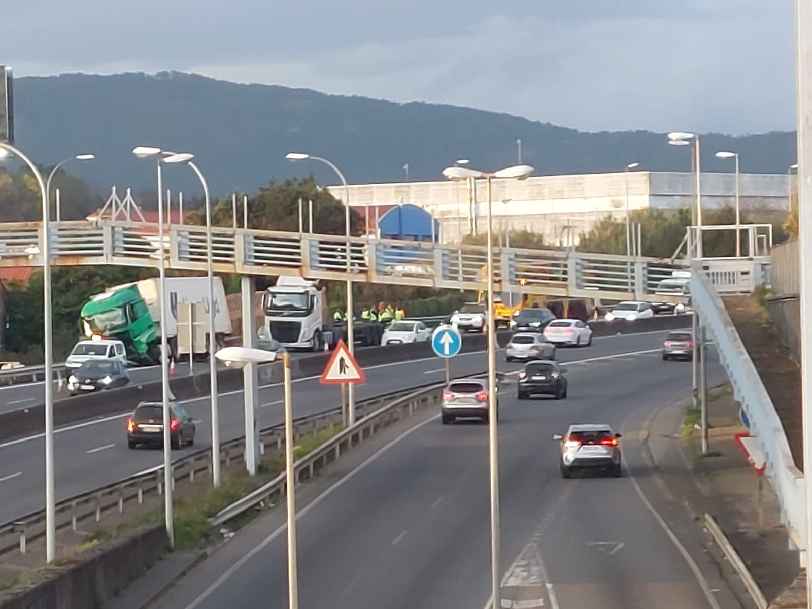 Un camión se empotra contra el quitamiedos de la AP-9 en Vigo