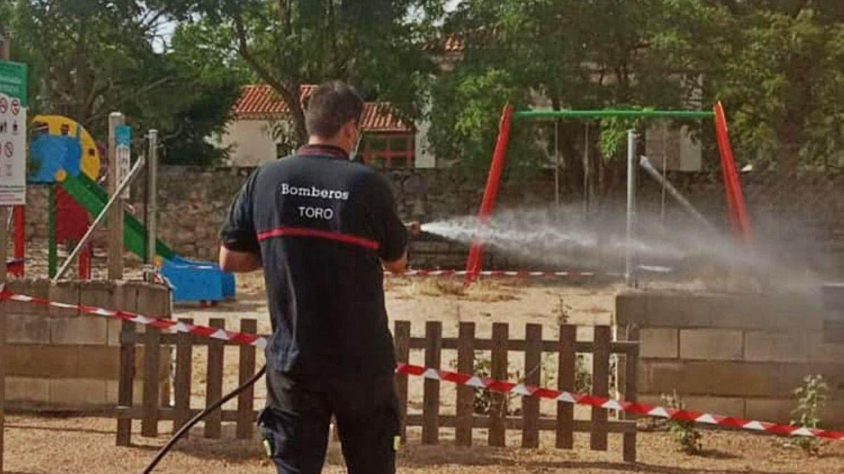 Un bombero del parque de Toro desinfecta uno de los parques infantiles de la ciudad.