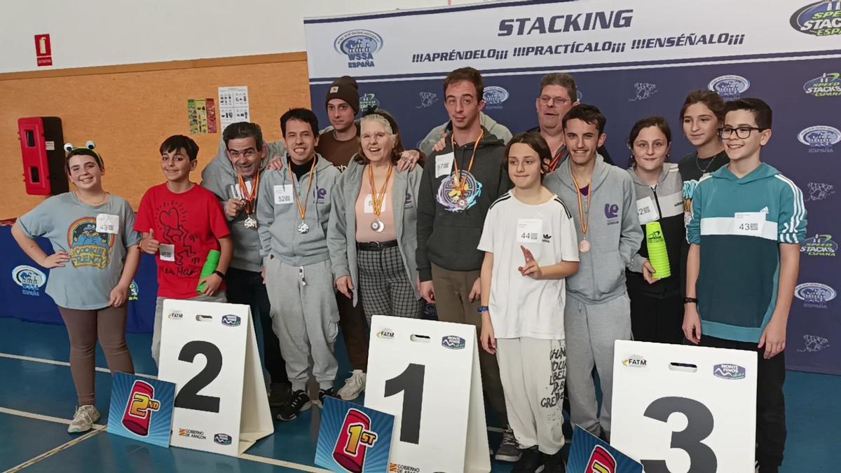 Podium con los ganadores del campeonato y usuarios de la Asociación Utrillo.