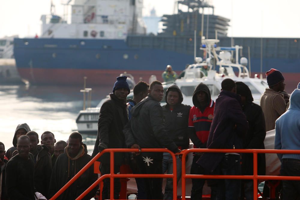 Rescatan a una patera con 50 inmigrantes interceptada en la costa de Málaga