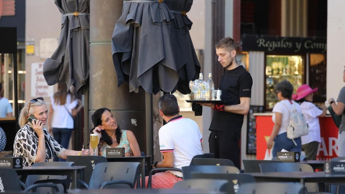 Imagen de archivo de un camarero trabajando en la terraza de un bar.