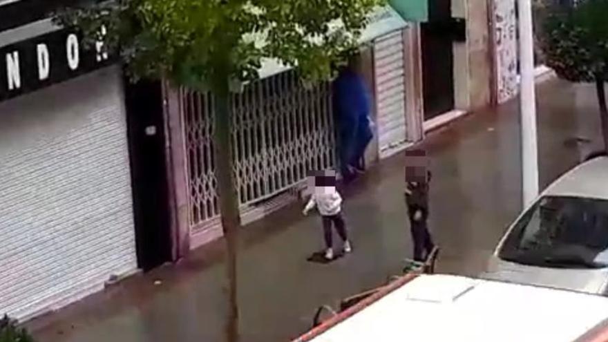 Niños jugando en Elche, en plena alerta por el coronavirus