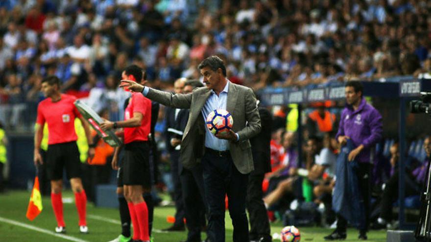 Míchel da instrucciones a los jugadores durante el partido.