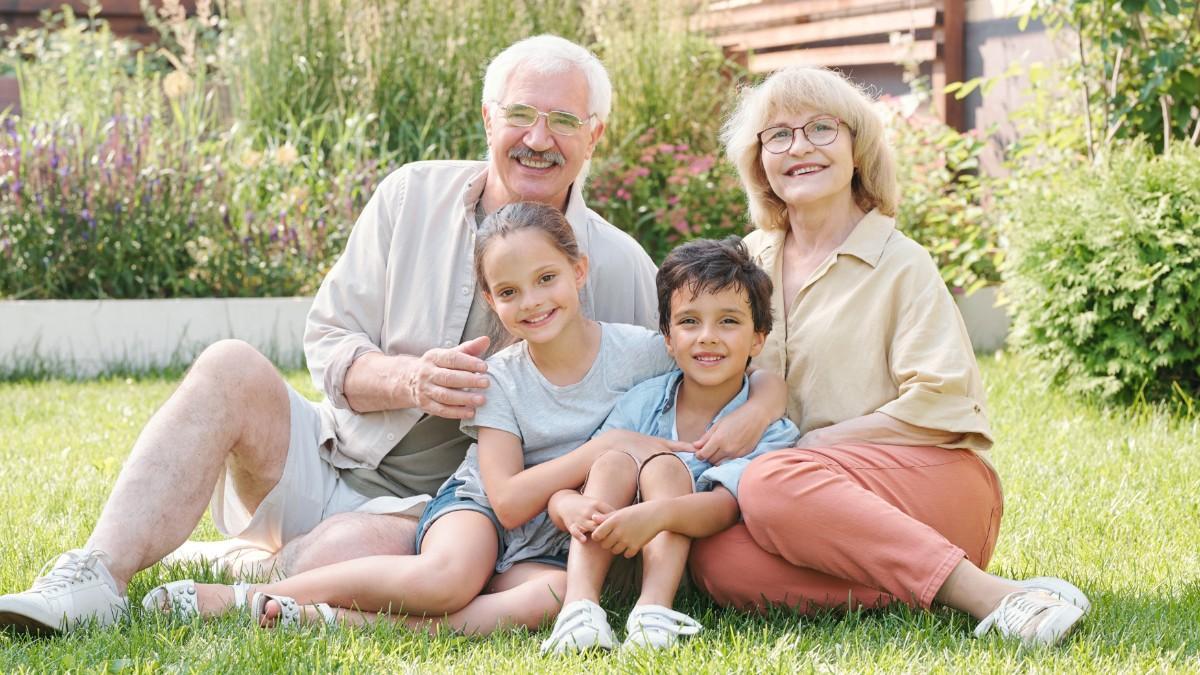 Las frases que los abuelos deben dejar de decir a sus nietos, según este psicológo