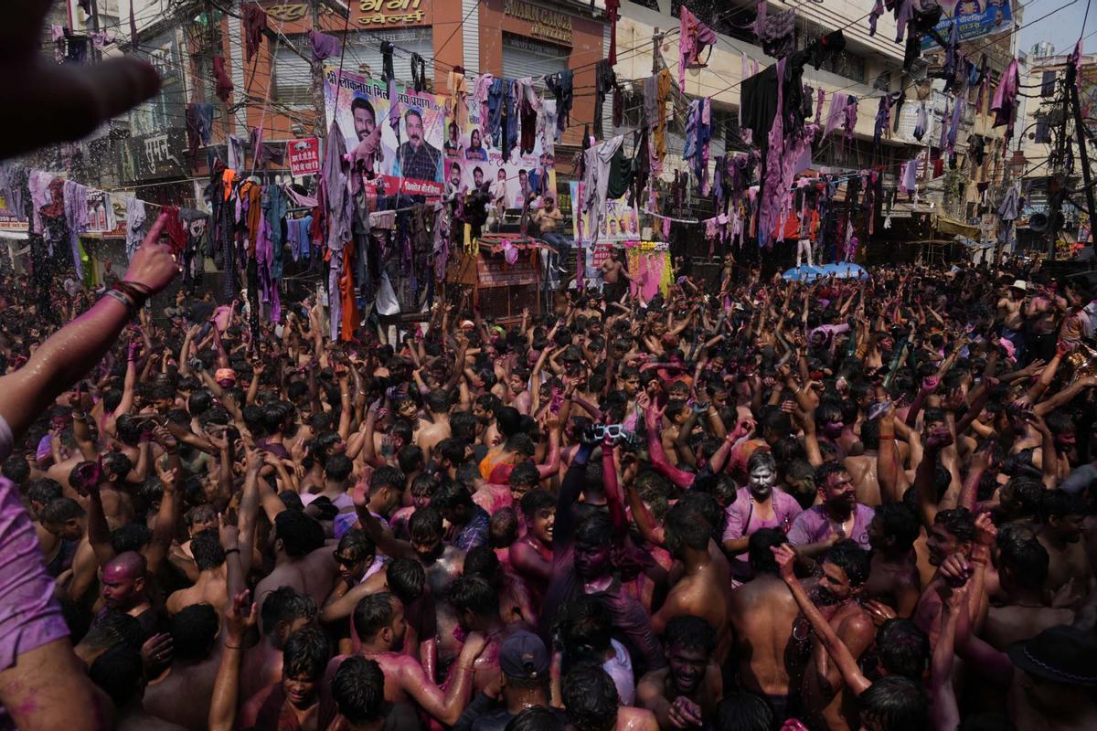 Celebraciones del Holi en el templo Kalupur Swaminarayan , India.