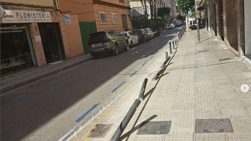 Buscan un Jeep Renegade autor de los destrozos de una calle de Ibiza