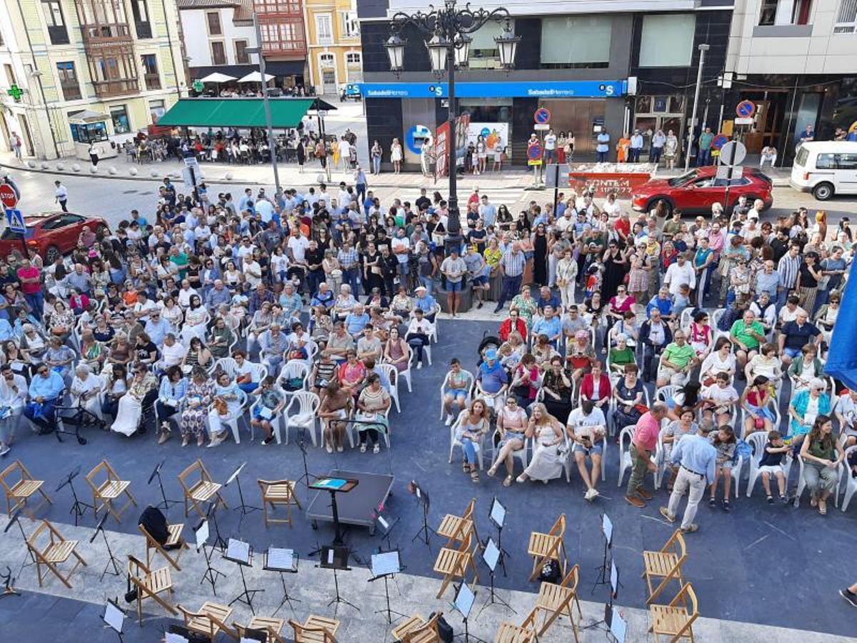 Arriba, el público asistente al pregón. Abajo, la Banda de Música antes del concierto. | L. Palacios