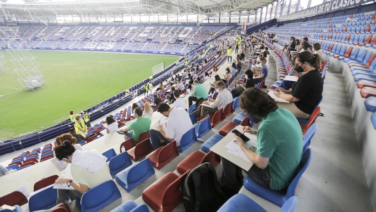 El estadio del Levante UD se convierte en una aula para 5.400 aspirantes a puestos de la Diputación