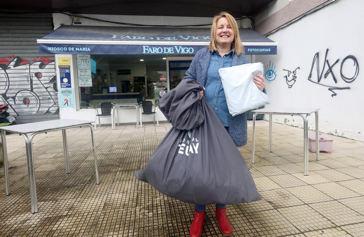 María Pérez registra varios paquetes en su kiosco, situado en Vigo, ayer.