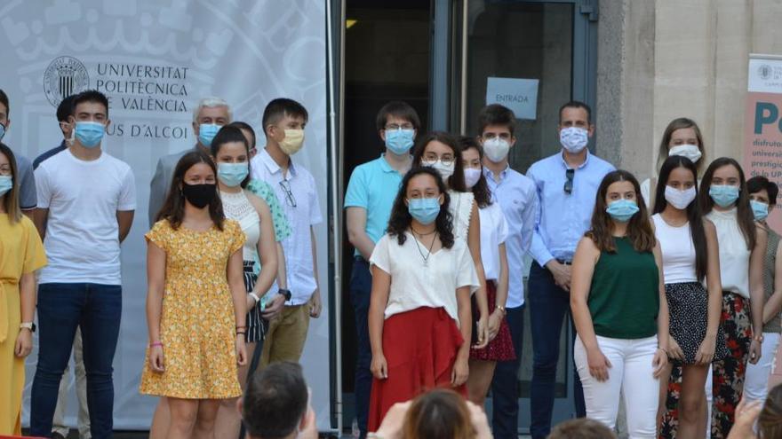 Alumnos recogiendo los premios en el Campus de Alcoy de la UPV.