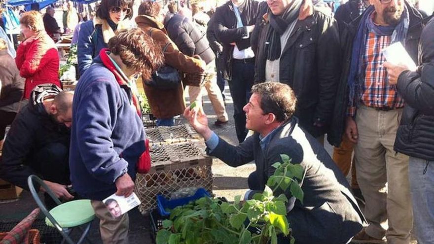 Besteiro conversa con una vendedora en la feria de Paiosaco, en A Coruña. // FdV