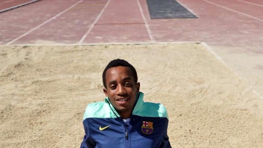 El marinense Jean Marie Okutu, en un entrenamiento en el Estadio de la Juventud.