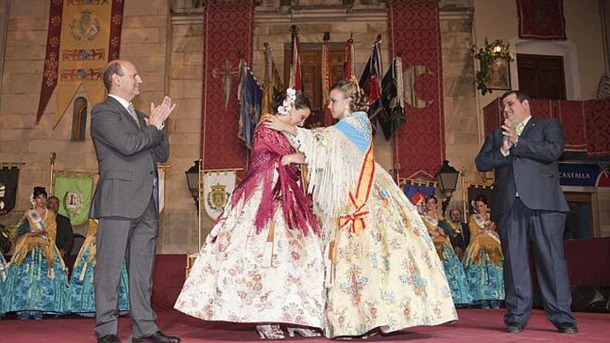 La nueva reina de las fiestas, a la izquierda de la imagen, tomó posesión de su cargo de manos de su antecesora.