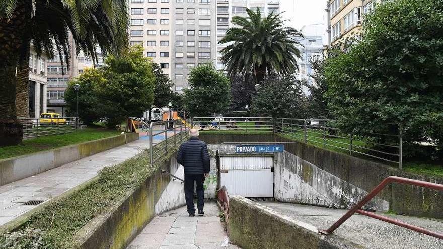 Un hombre entra en el aparcamiento de la plaza de Maestro Mateo.