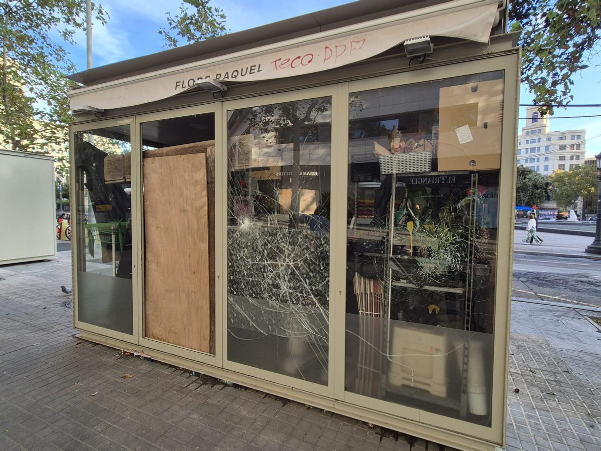 El puesto de flores destrozado y saqueado en la plaza Catalunya durante los altercados en Barcelona.