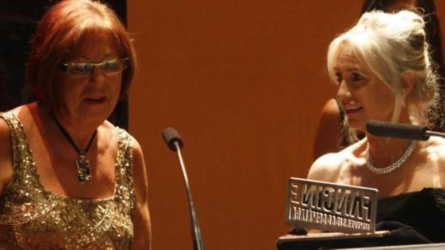 Susan George recibió el premio de la mano de la rectora de la Universidad de Málaga, Adelaida de la Calle