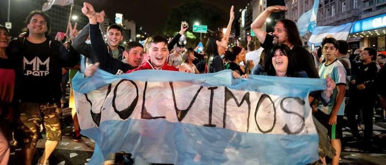 Simpatizantes de Alberto Fernández salen a las calles de Buenos Aires para celebrar el triunfo. // Efe