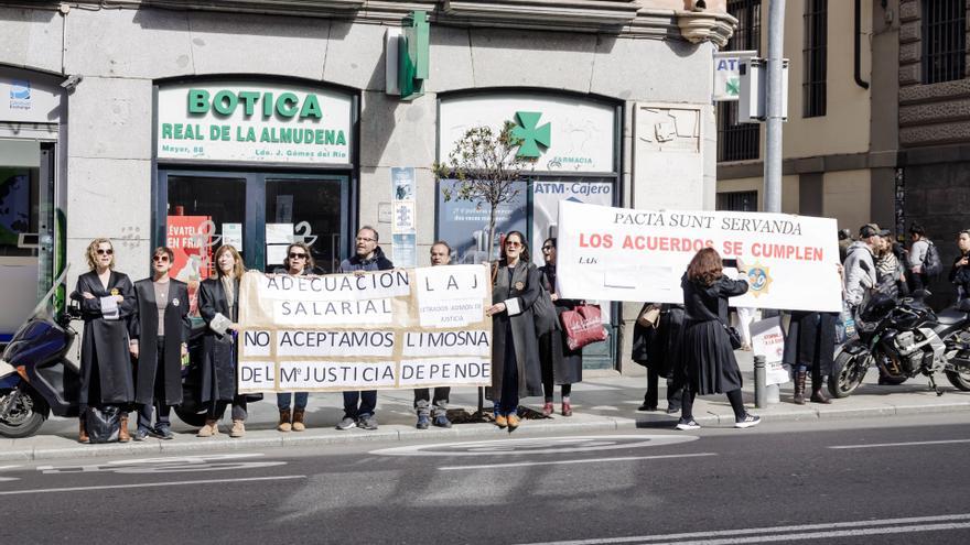 Varios letrados de la Administración de Justicia (LAJ) protestan frente al Consejo de Estado.