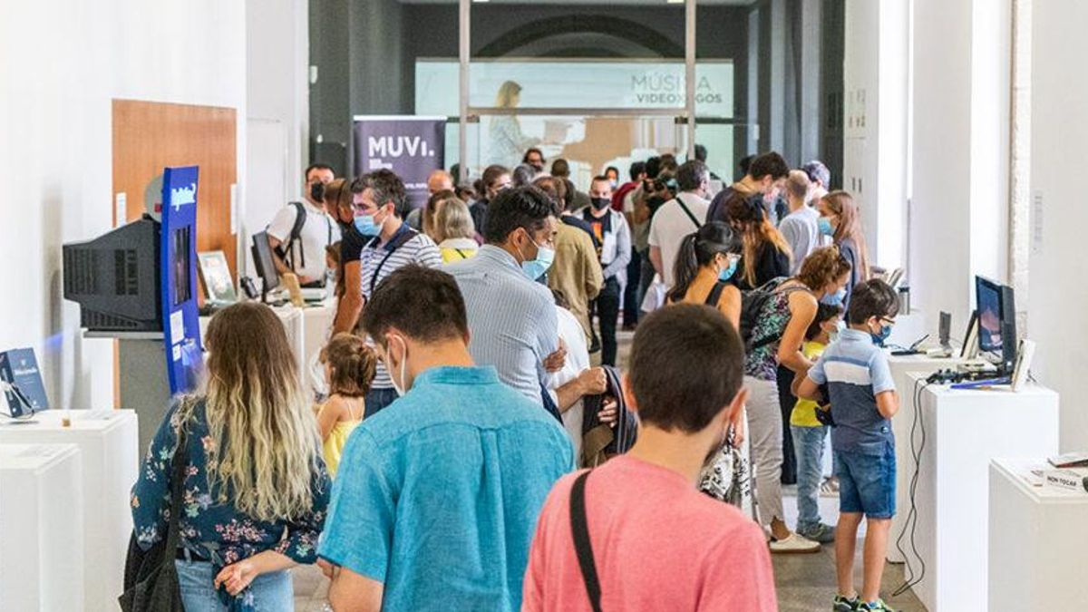 Gente en una exposición del Museo do VideoXogo en Cangas
