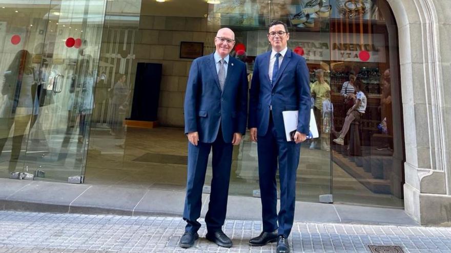Óscar Izquierdo y Pablo Rodríguez, en la entrada del Parlamento de Canarias.
