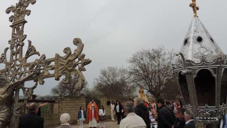 Momento de la oración durante la procesión.