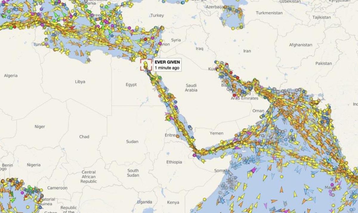 Atasco marítimo en el canal de Suez por el bloqueo de un barco.