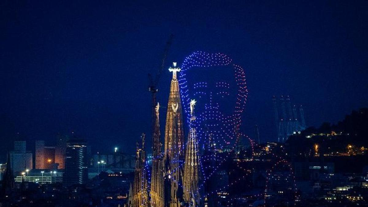 Drones representando a Gaudí en la Sagrada Família.